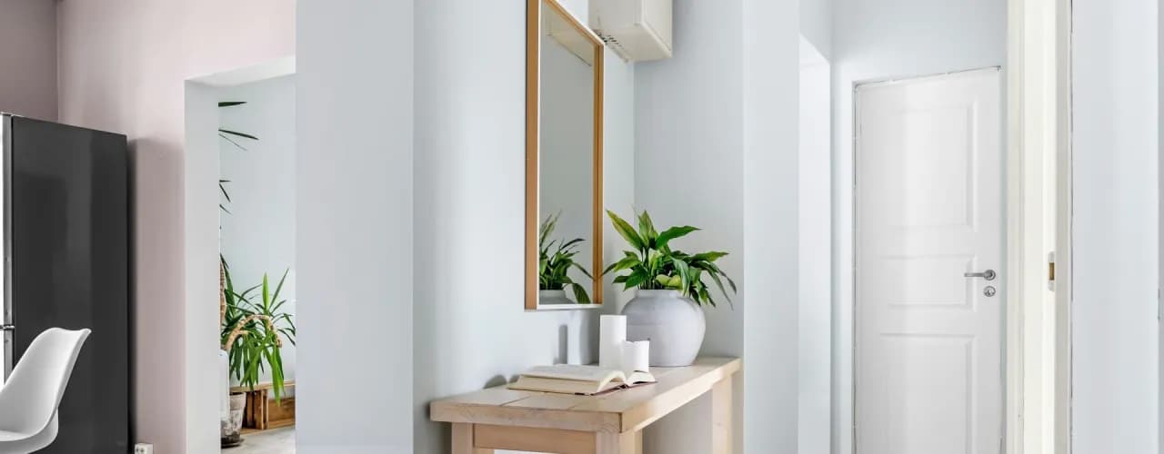 Gdzie powiesić lustro w przedpokoju, aby optycznie powiększyć przestrzeń