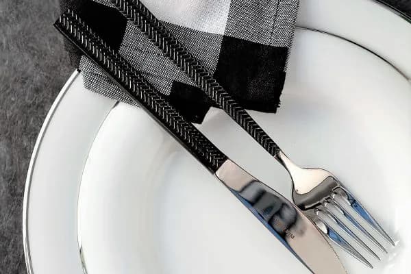 Jak rozłożyć sztućce na stole, aby uniknąć faux pas w etykiecie