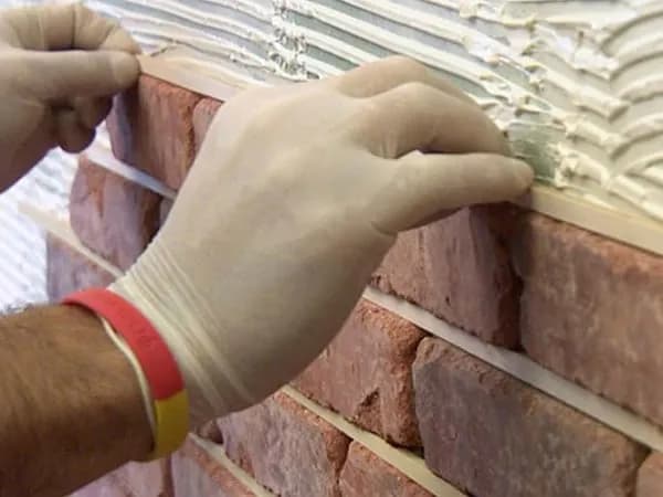 Na co kleić cegłę dekoracyjną? Odkryj najlepsze kleje i podłoża