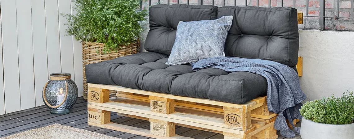 Jak zrobić meble z palet: prosty sposób na unikalne wnętrze