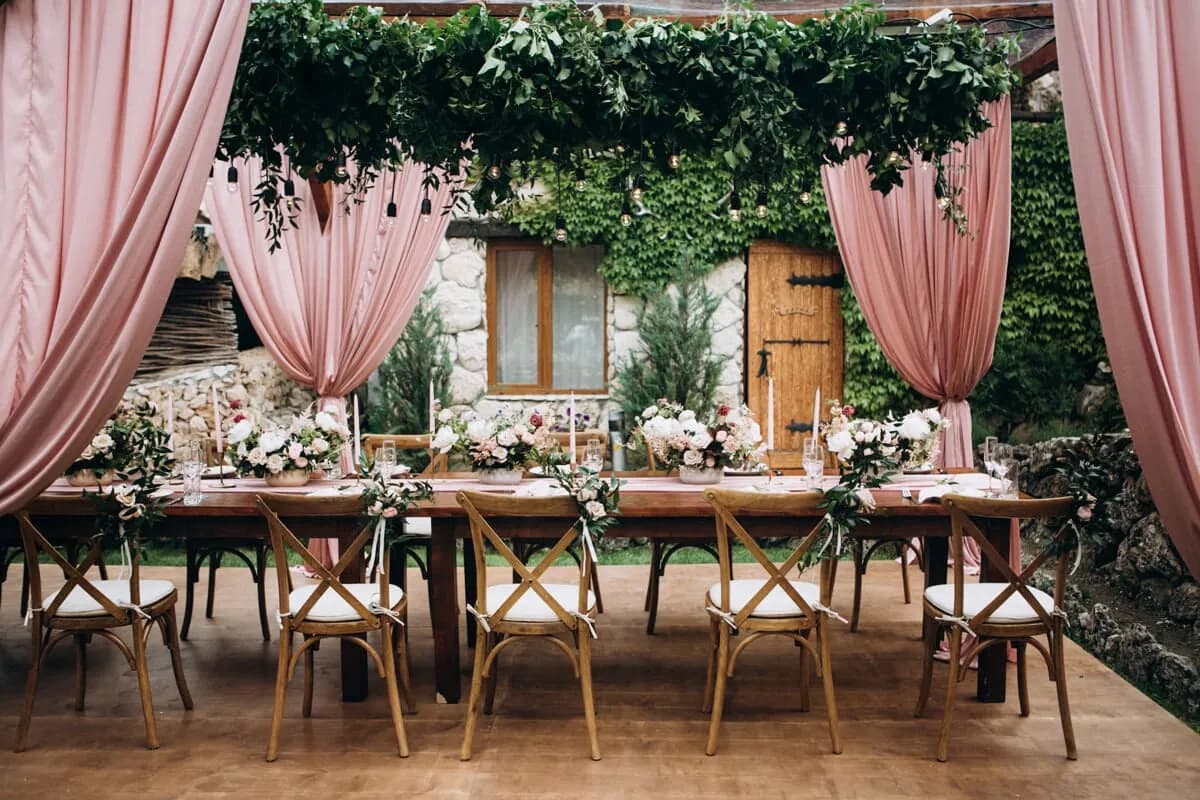 Stół wiejski jak udekorować: proste i piękne pomysły na aranżację